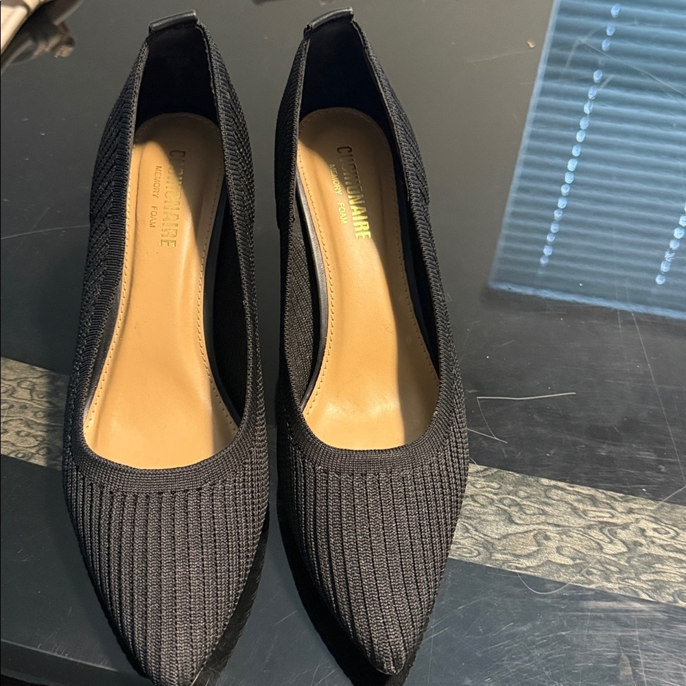 Charming  Elegant Black Textured Flats